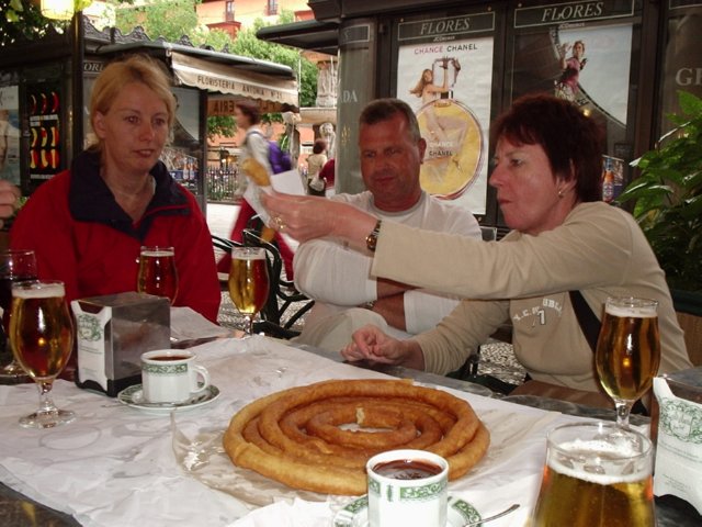 P5240281 Churros eten Els, Theo en Hendrie  - Plaza Bib Rambla - Granada